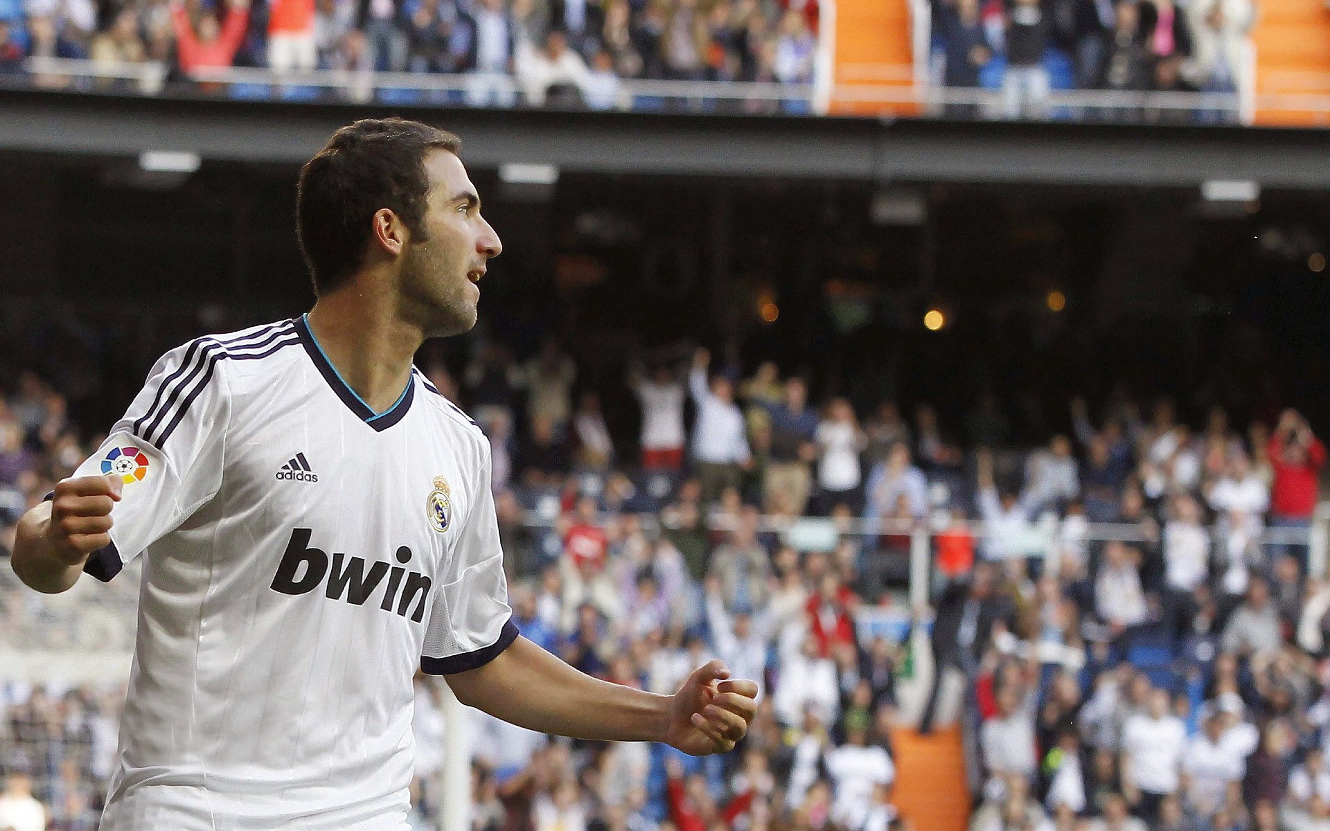 国民队力克佩纳罗尔，积分榜紧追，佩纳罗尔主场球衣