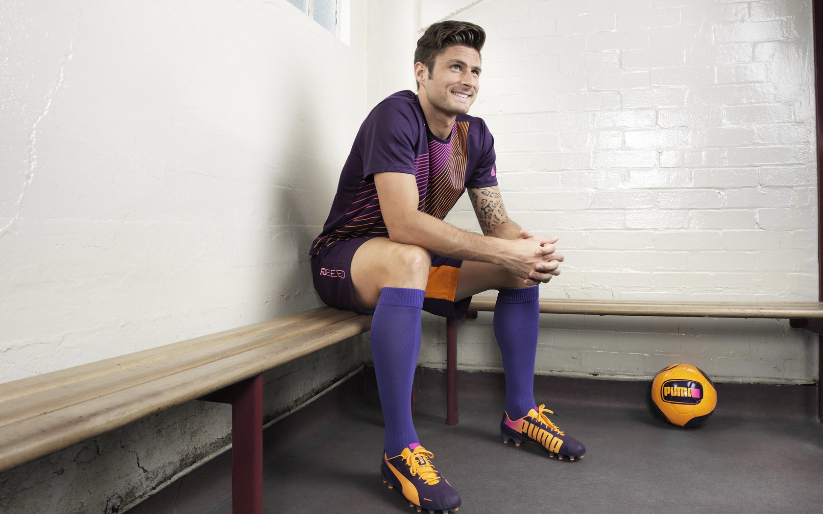 曼联客场大胜托特纳姆热刺，重返前列，目前,重新与顶级豪门(老东家曼联和托特纳姆热刺)传